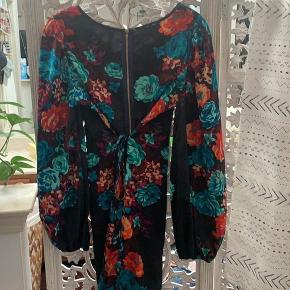 Floral Print knee length with zipper back. Size M. - Picture 3 of 4
